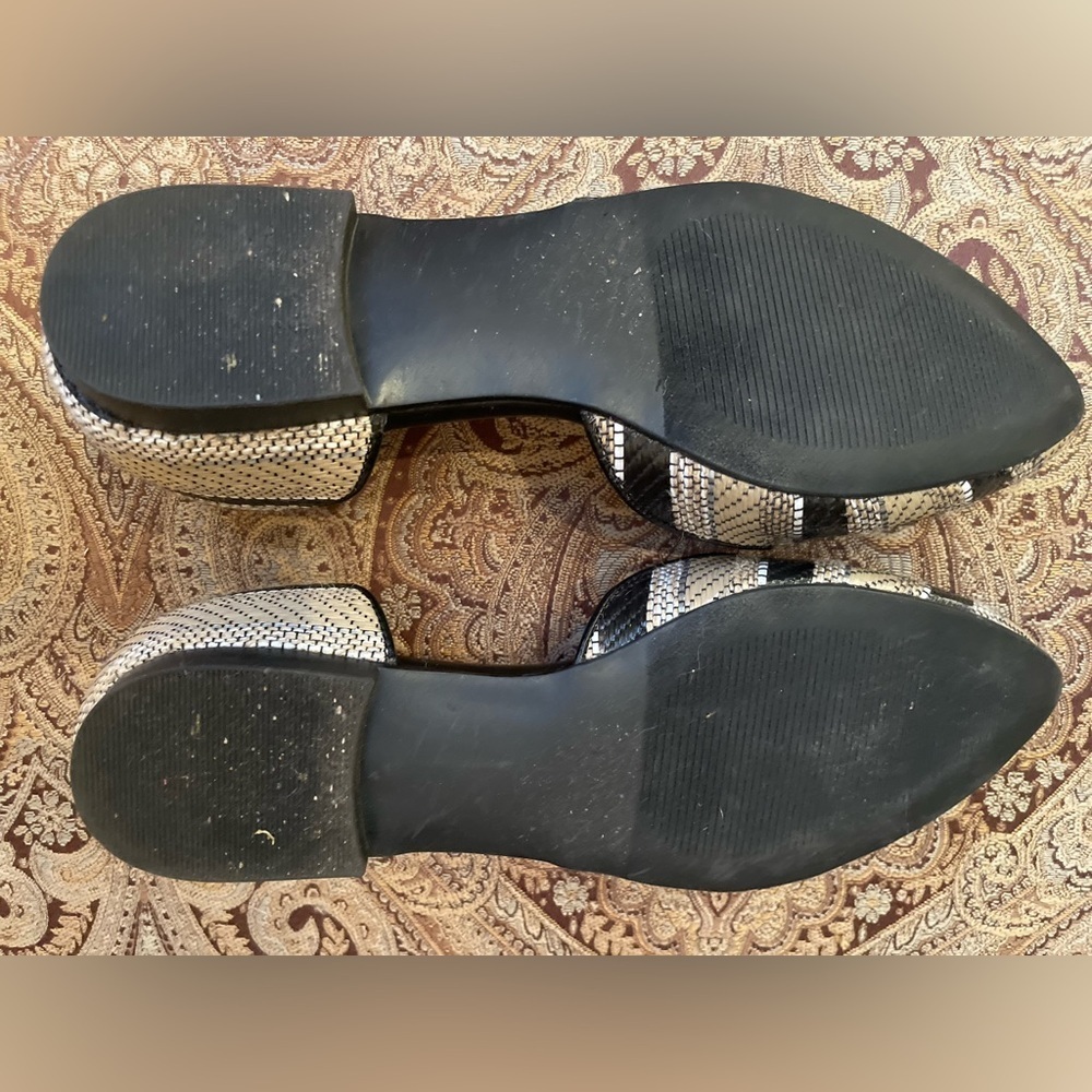 Isaac Mizrahi Black and Cream Flats - Picture 4 of 6